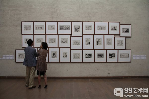活动现场观众在观看作品