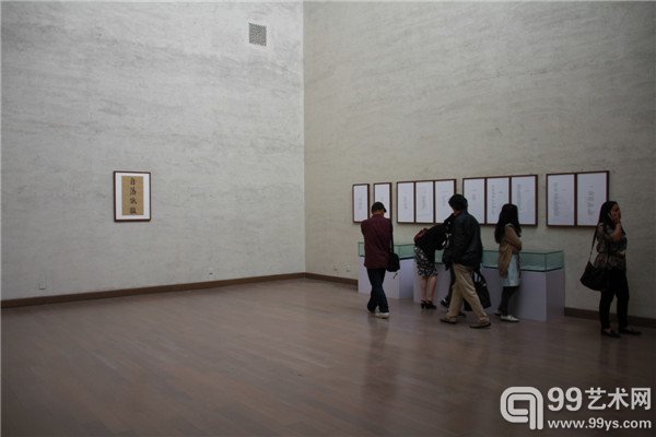 活动现场观众在观看作品