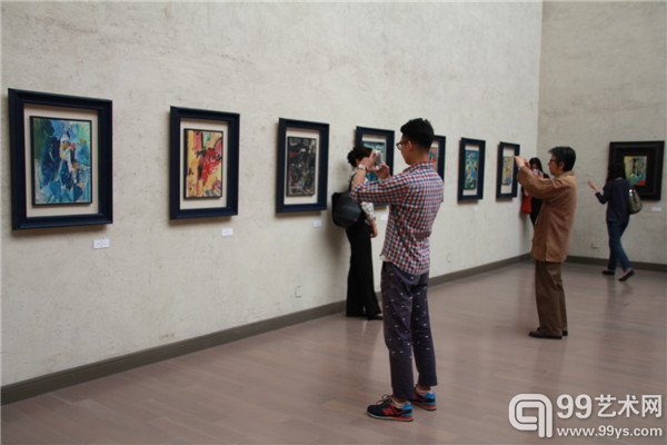 活动现场观众在作品前拍照