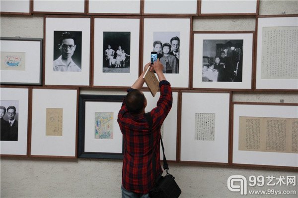 活动现场观众在作品前拍照