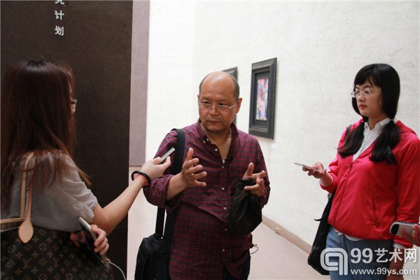 活动现场《吴大羽作品集》执行主编、展览顾问周长江在接受媒体采访