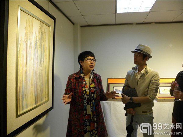 活动现场艺术家操驰在介绍作品