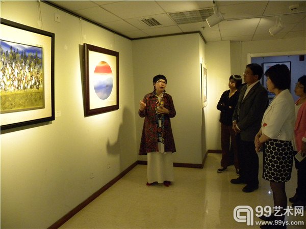 活动现场艺术家操驰在介绍作品