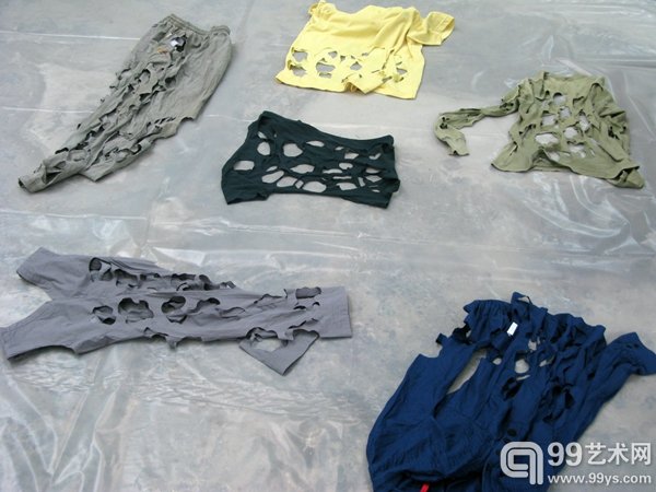 《切肤》被剪破的旧衣服