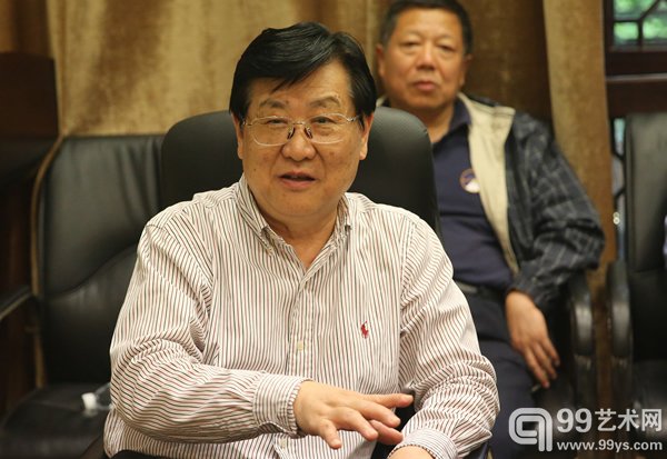 著名书画家、鉴赏家萧平先生在会议现场