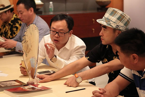 张大千 濯缨沧浪图 行书诗《匡山读书处》  设色纸本 成扇  29.5×69 cm  落锤价：RMB 3,600,000