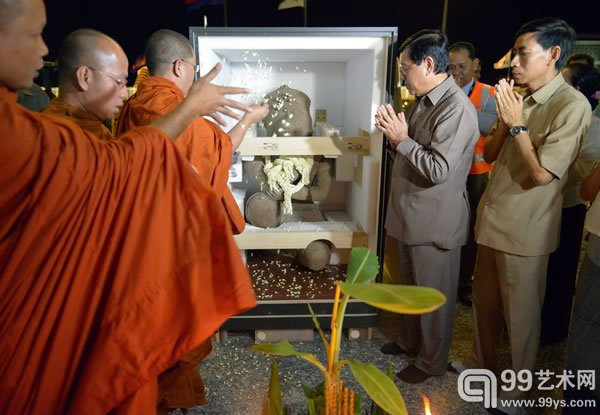 一尊上世纪70年代遭窃的古代哈努曼雕像10日晚间从美国运抵柬埔寨首都金边波成东国际机场，正式回归柬埔寨。此前，这尊雕像在美国俄亥俄州克利夫兰艺术博物馆展出了33年。