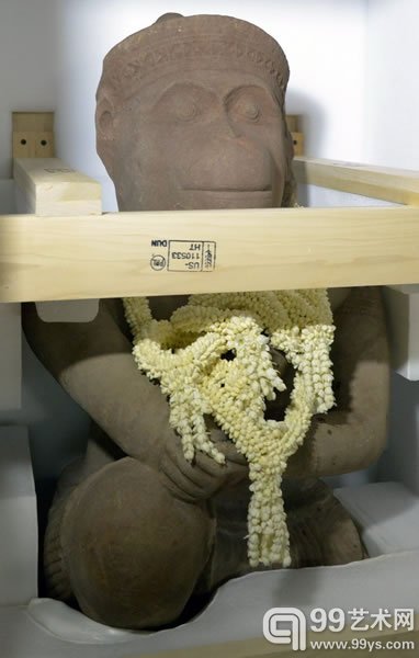 一尊上世纪70年代遭窃的古代哈努曼雕像10日晚间从美国运抵柬埔寨首都金边波成东国际机场，正式回归柬埔寨。此前，这尊雕像在美国俄亥俄州克利夫兰艺术博物馆展出了33年。