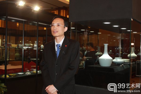中国嘉德中国瓷器部总经理刘越介绍焦点拍品