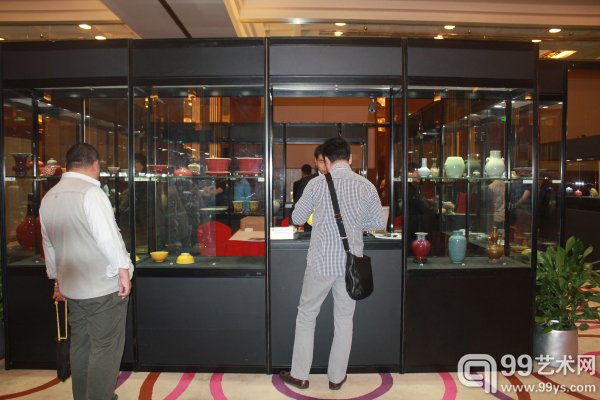 中国嘉德2015春季拍卖会瓷器预展现场
