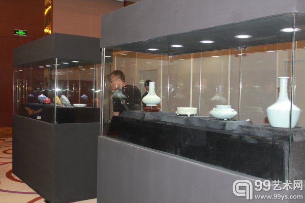 中国嘉德2015春季拍卖会瓷器预展现场