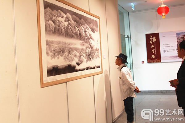 书画爱好者观看画展1