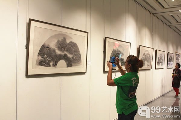 书画爱好者观看画展4