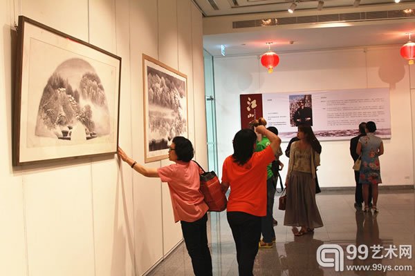 书画爱好者观看画展2