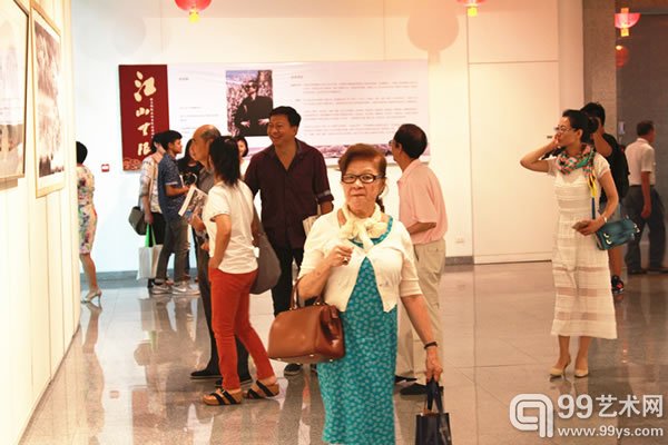 书画爱好者观看画展6