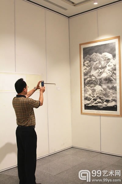 书画爱好者观看画展5