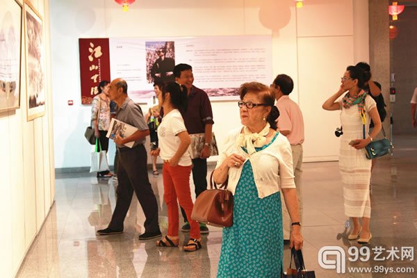 书画爱好者观看画展7