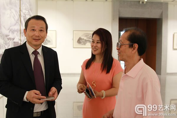 泰国辽商商会会长 康丹与画家赵金鹤亲切交流