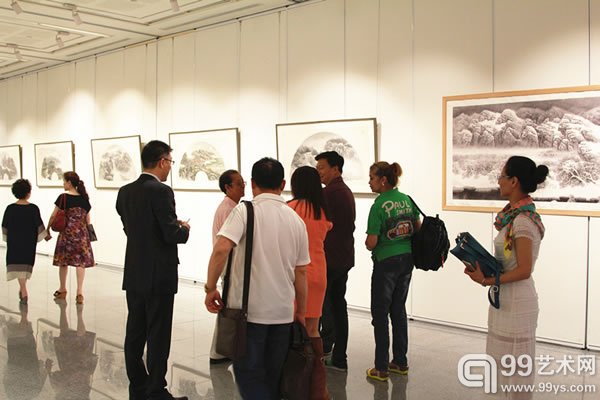 书画爱好者观看画展8