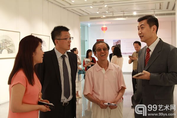 泰中文化人联合会会长时磊（右1）中国银行曼谷分行总经理 李涛（左2）与画家赵金鹤、策展人赵静（左1）亲切交流