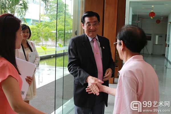 泰中艺术家联合会会长蔡义批前来观展