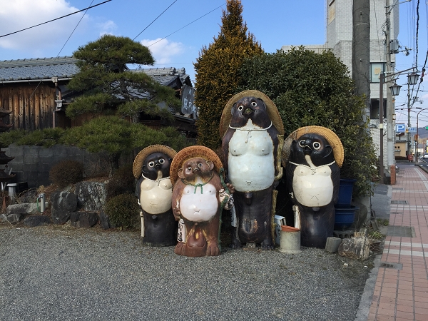 日本滋贺县信乐町“陶艺之森”公共场所的陶艺作品