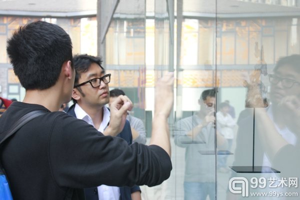 今日美术馆馆长高鹏在展览现场
