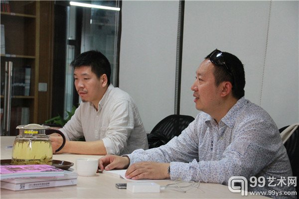 研讨会现场主持人田萌（左）与四川美术学院新媒体系主任张小涛