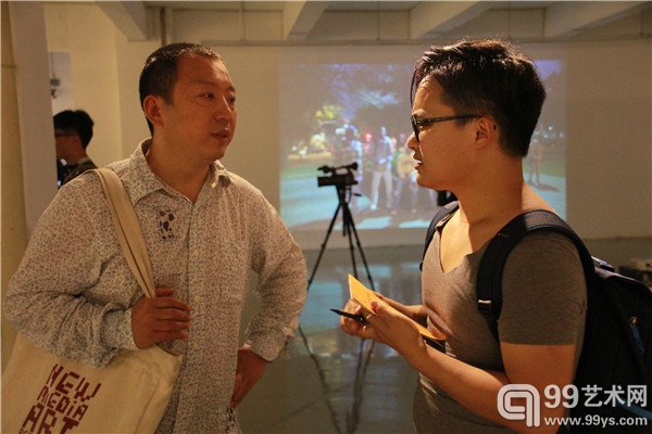 活动现场四川美院新媒体艺术系主任张小涛在接受媒体采访