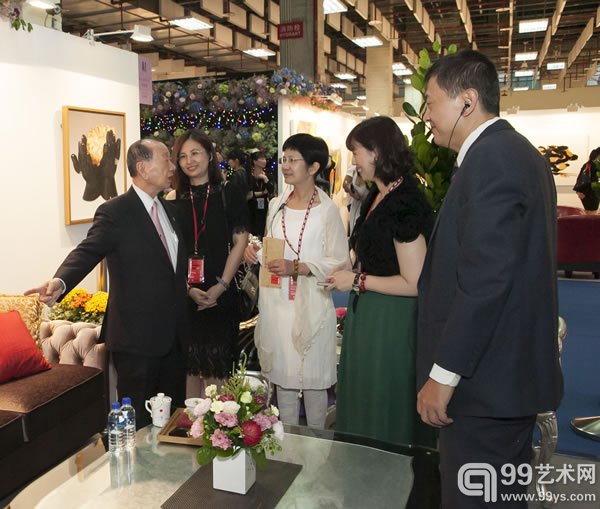 全国商总前理事长张平沼(左1)今年再次莅临台北新艺术博览会参观。