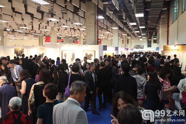 许多民众利用母亲节假期抽空前往参观台北新艺术博会。
