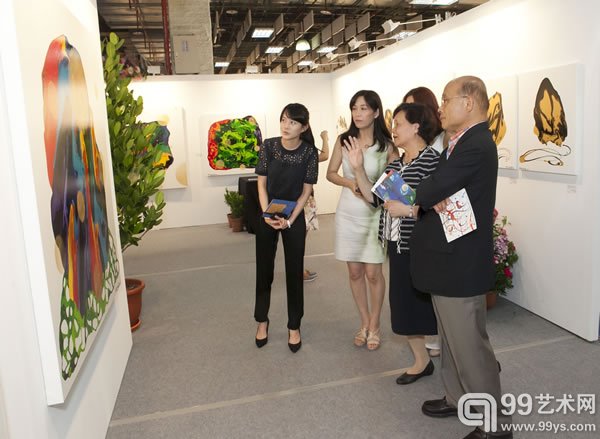 民进党前主席苏贞昌贤伉俪仔细聆听台湾新锐艺术家女子三人组玛馨玲分享创作理念。