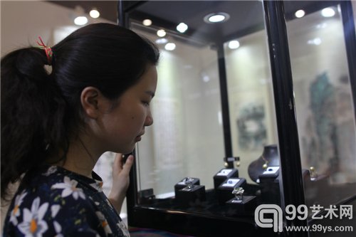 市民正在欣赏“鸽子蛋”蓝宝石