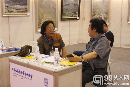 艺术家马一平在艺博会现场