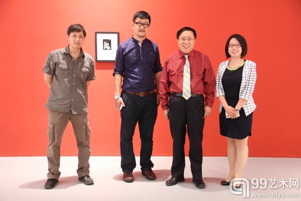 左起：摄影家付羽、策展人蔡萌、收藏家靳宏伟、希帕画廊总监李燕玲