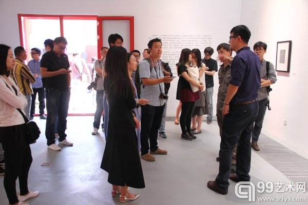 摄影家付羽与策展人蔡萌一起进行媒体导览