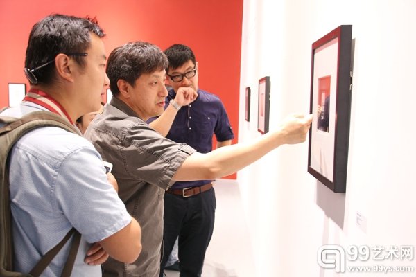 摄影家付羽与策展人蔡萌在欣赏卡拉汗作品