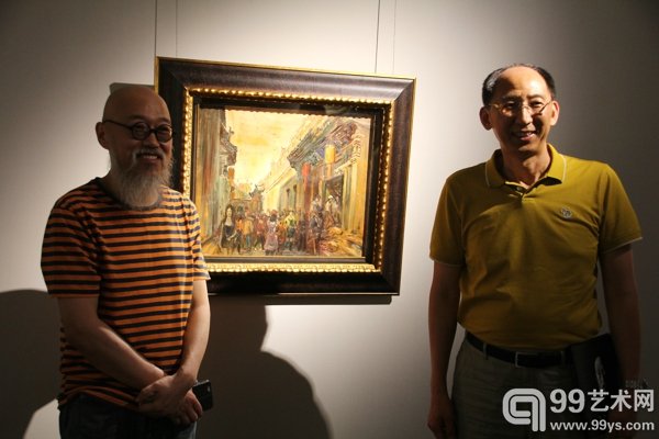 艺术家施本铭（左）与友人合影
