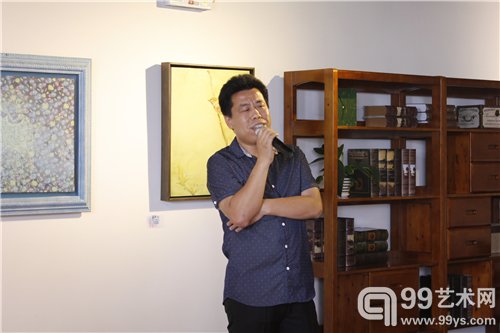 展览现场，策展人王善春发言