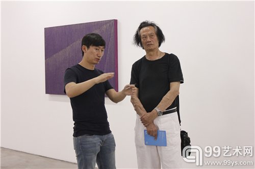 展览现场，董大为与观众交流作品