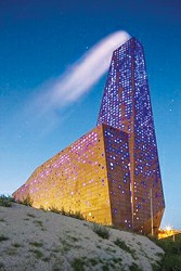 丹麦的“能源之塔”仿佛将人带入了外太空，它将“星空”披在烟囱上，如梦如幻（IC）
