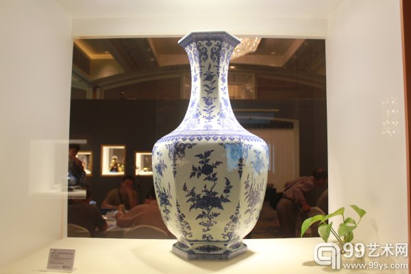 北京东正2015春拍预展现场：宫廷艺术专场
