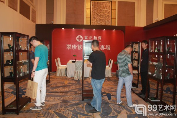 北京东正2015春拍预展现场：翡翠专场