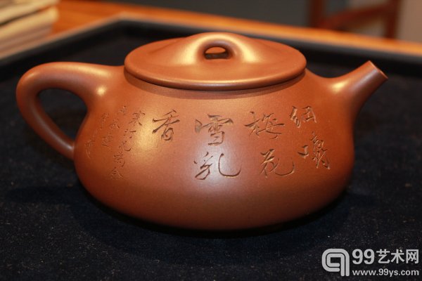 北京东正2015春拍预展现场：顾景舟制吴湖帆书江寒汀画大石瓢壶