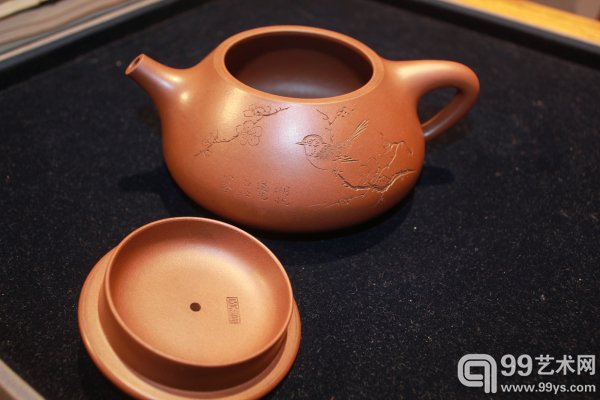 北京东正2015春拍预展现场：顾景舟制吴湖帆书江寒汀画大石瓢壶