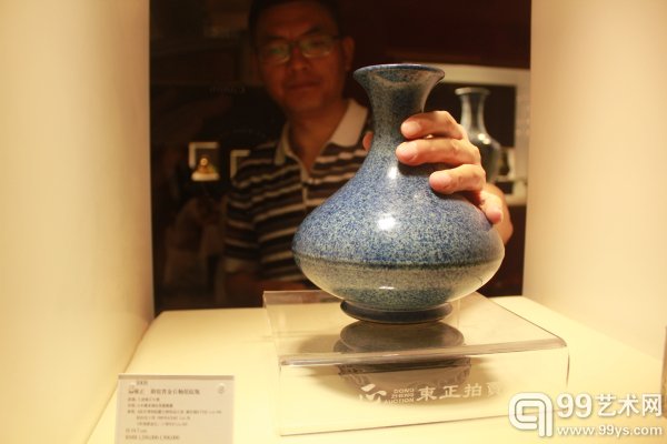 北京东正2015春拍预展现场：清雍正御窑青金石釉弦纹瓶