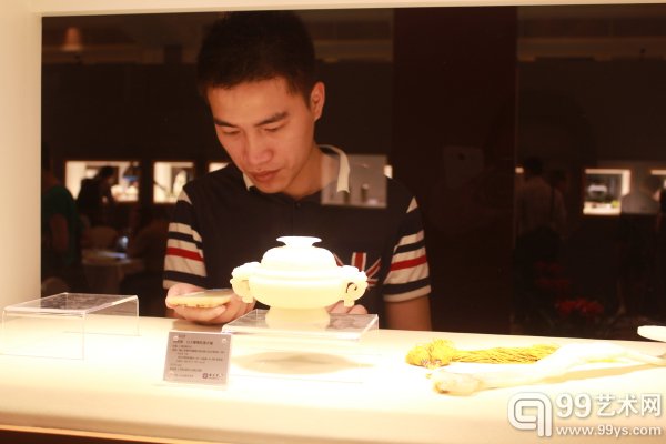 北京东正2015春拍预展现场：宫廷艺术专场
