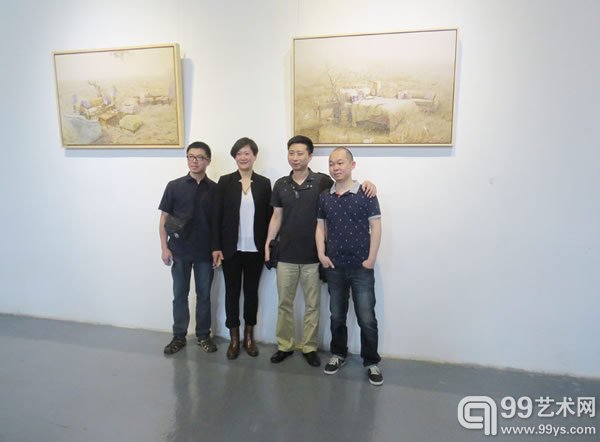 艺术家（左二）与友人合影
