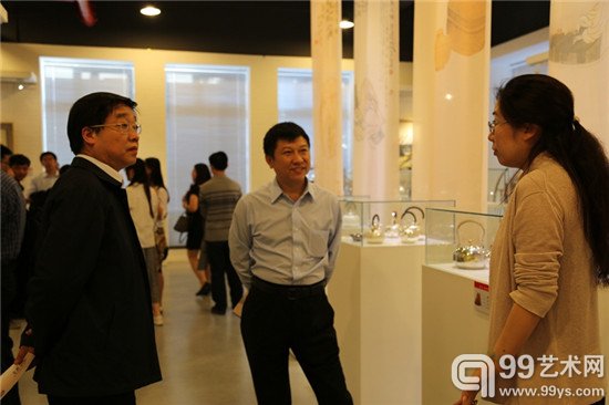 北京市国有文化资产监督管理办公室党委副书记赵磊参观展览