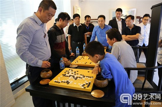 郑弘九段（左二）与为围棋爱好者对弈